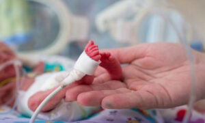 خاتون میں ٹیومر کی تشخیص، آپریشن کے دوران بچے کی پیدائش