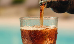کولڈ ڈرنکس پینے والوں کے لیے سخت احتیاط کی وارننگ جاری