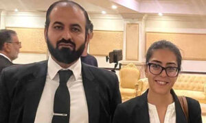 ایمان مزاری کے شوہر کے کیس کی سماعت کے دوران عدالتی ماحول کشیدہ، ہاتھا پائی کی کوشش