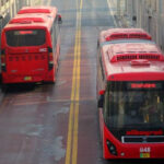 لاہور میں میٹرو بس حادثے کا شکار