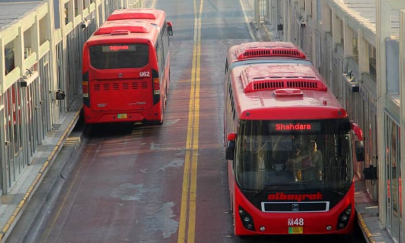 لاہور میں میٹرو بس حادثے کا شکار