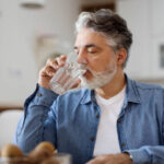 بیٹھ کر پانی پینا سنت؛ سائنس نے اس کے فوائد بھی بتادیے