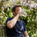 بیٹھ کر پانی پینا سنت؛ سائنس نے اس کے فوائد بھی بتادیے