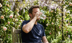 بیٹھ کر پانی پینا سنت؛ سائنس نے اس کے فوائد بھی بتادیے