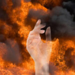 شوہر نے شک کی بنیاد پر بیوی کو بچوں کے سامنے آگ لگا دی