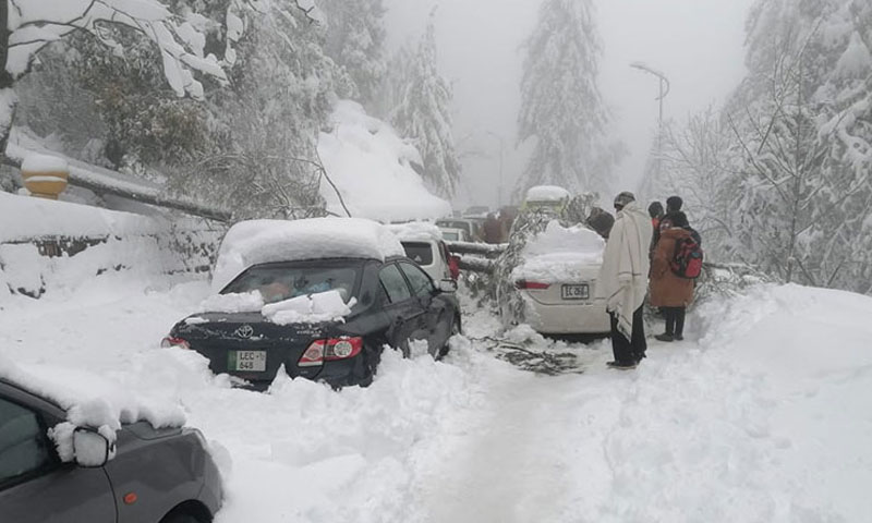 شدید برفباری، خیبرپختونخوا کی مختلف سڑکوں پر سفر کرنیوالے مسافروں کیلئے الرٹ جاری