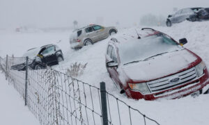 امریکا کی متعدد ریاستیں شدید برفانی طوفان کی زد میں، 10 ہزار سے زائد پروازیں منسوخ