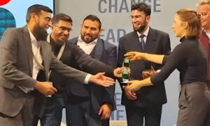 طالب علم نے کیلے کے تنے سے فائبر تیار کرکے ڈسکور نیچرل فائبر اینی شیٹو ایوارڈ جیت لیا