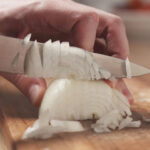 اب پیاز آنسو بہائے بغیر کاٹیں: سائنسی دلچسپ طریقہ دریافت