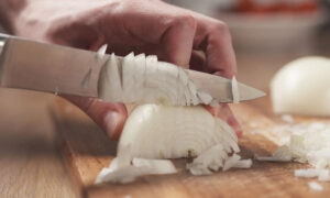 اب پیاز آنسو بہائے بغیر کاٹیں: سائنسی دلچسپ طریقہ دریافت